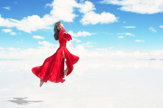 Femme en kimono rouge