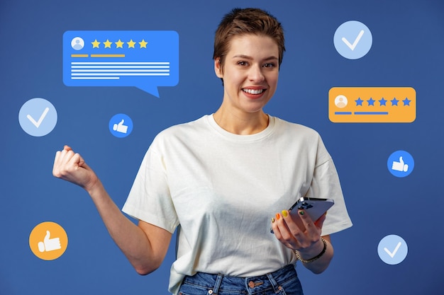 Photo femme laissant un avis en ligne via un smartphone cinq étoiles sur fond bleu