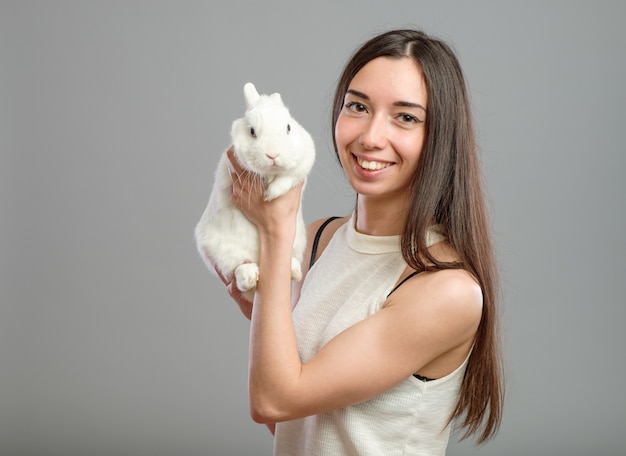 Femme, à, lapin blanc