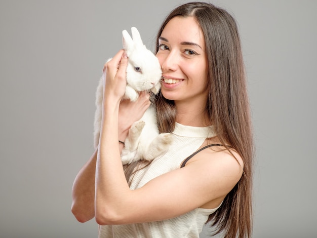 Femme, à, lapin blanc