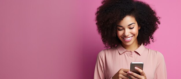 Femme latina aux cheveux afro en queue de cheval parlant au téléphone avec un fond blanc