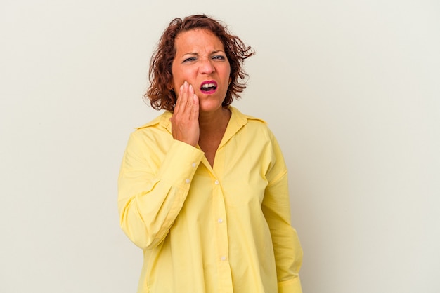 Femme Latine D'âge Moyen Isolée Sur Fond Blanc Ayant Une Forte Douleur Dentaire, Une Douleur Molaire.