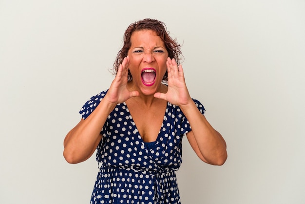 Femme latine d'âge moyen isolée sur fond blanc criant excitée à l'avant.