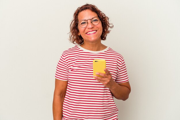 Femme latine d'âge moyen isolée sur fond blanc heureuse, souriante et joyeuse.