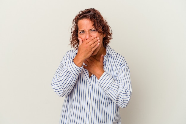 Une femme latine d'âge moyen isolée sur fond blanc souffre de douleurs dans la gorge à cause d'un virus ou d'une infection.