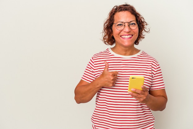 Femme latine d'âge moyen isolée sur fond blanc souriant et levant le pouce vers le haut