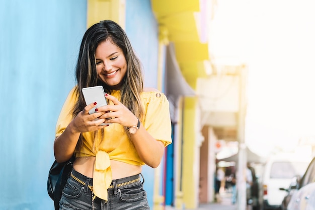 Femme latine à l'aide d'un smartphone