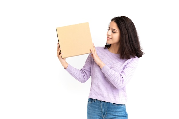 Femme latine avec une boîte en carton dans les mains sur blanc