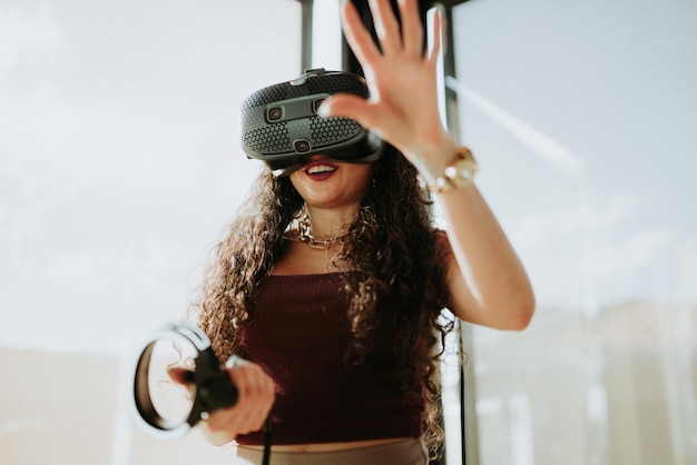 Femme latine avec des lunettes de réalité virtuelle. Concept technologique futur.