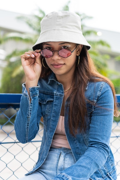 Femme latine avec des lunettes de soleil en été