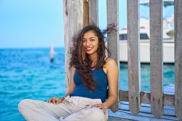 Femme latine mexicaine en mer des Caraïbes