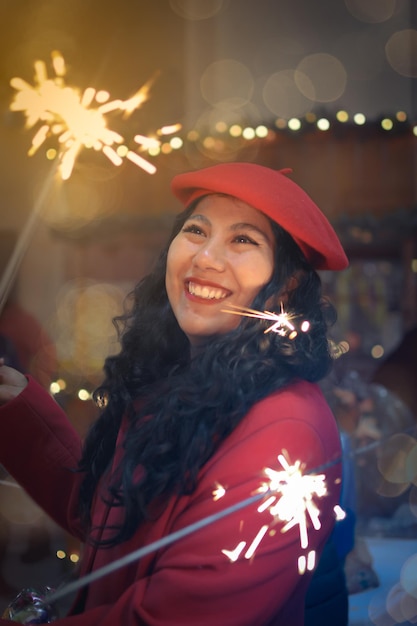 Photo femme latine de noël mexicaine brisant une piata et célébrant une posada traditionnelle au mexique