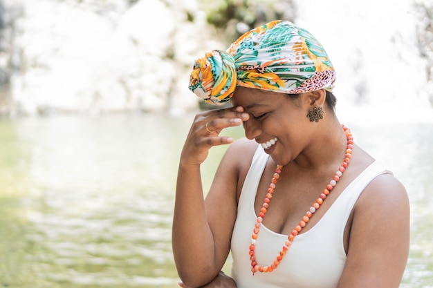 Femme latine pose en toute confiance portant un foulard coloré