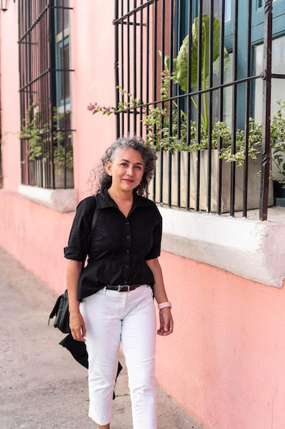 Femme latine regardant la caméra dans la rue