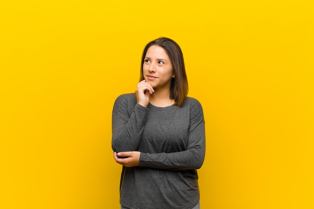 Femme latino-américaine souriante et rêverie