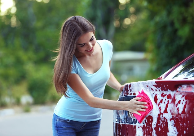 Femme lavant une voiture