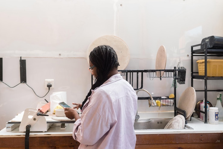 Photo une femme lave sa poterie à l'atelier de céramique