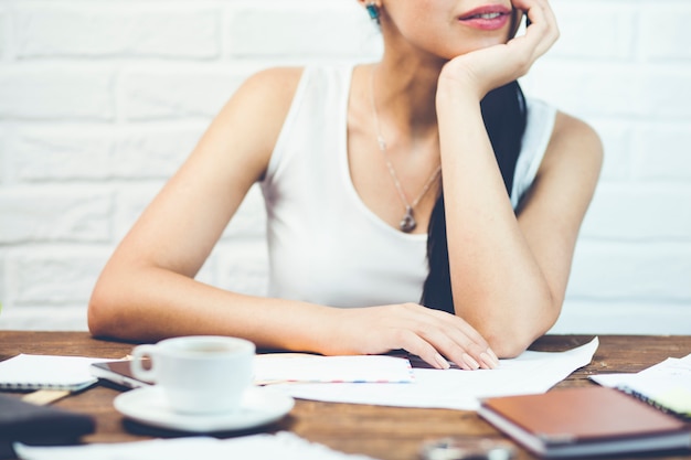 Femme, lecture, documents