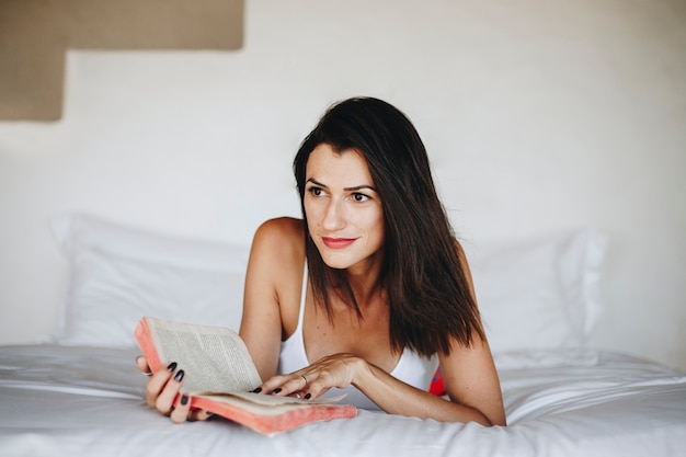 Photo femme, lecture livre, lit