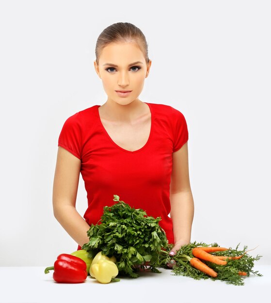 Une femme avec des légumes.