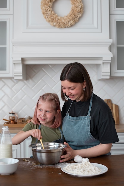 Photo femme lesbienne cuisinant avec sa fille