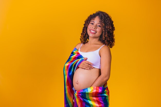 Femme lesbienne enceinte sur fond jaune avec un espace pour le texte. femme afro lgbt enceinte