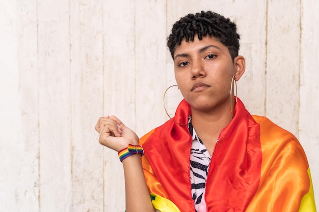 Femme lesbienne enveloppée dans un drapeau de fierté