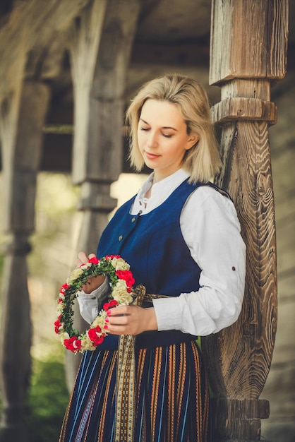 Femme lettone en costume traditionnel ligo folk