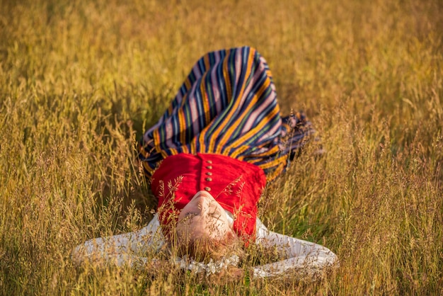 Femme Lettone En Vêtements Traditionnels Dans Le Champ.