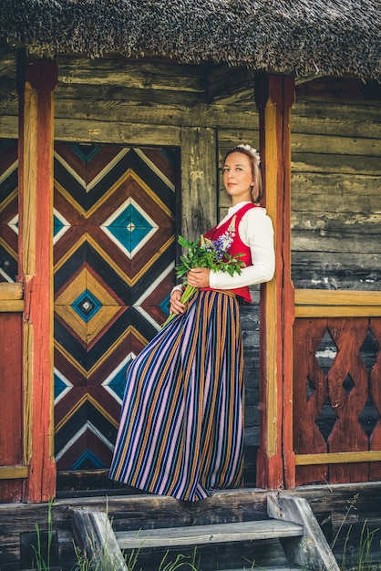 Femme lettone en vêtements traditionnels. Folk de Ligo.