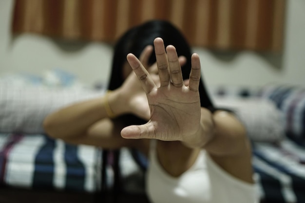 Photo une femme a levé la main pour une campagne de dissuasion contre la violence à l'égard des femmes