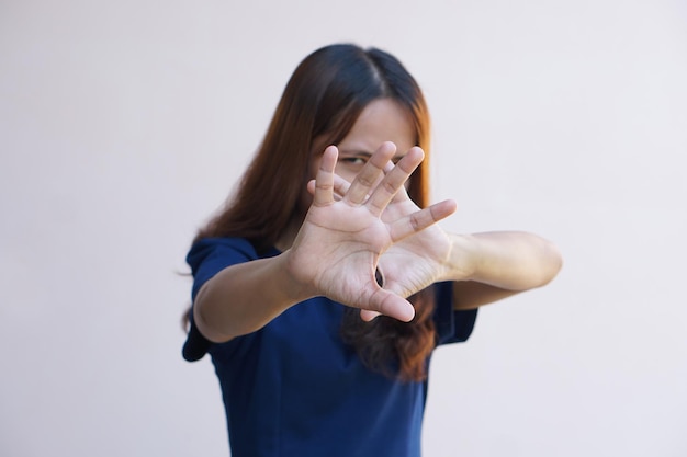 Une femme a levé la main pour une campagne de dissuasion contre la violence à l'égard des femmes