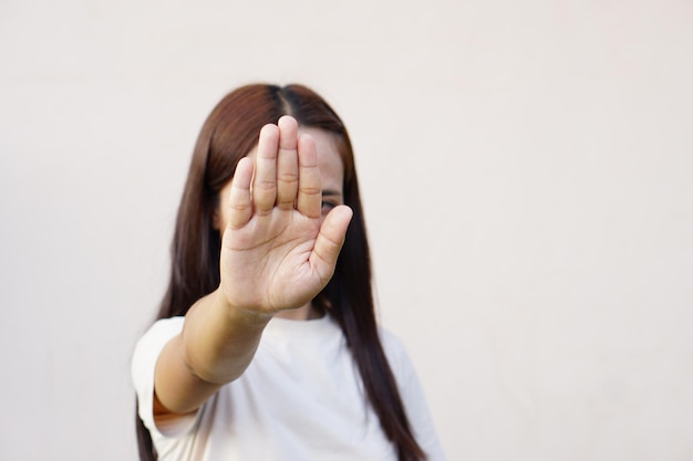 Une femme a levé la main pour une campagne de dissuasion contre la violence à l'égard des femmesx9
