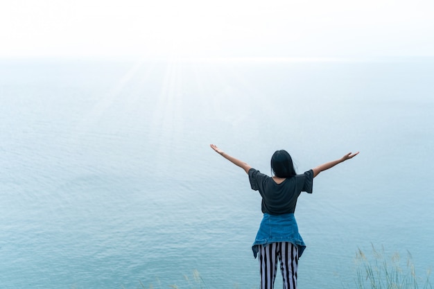 Femme Lever Les Mains Jusqu'au Concept De Liberté De Ciel Avec Un Ciel Bleu.