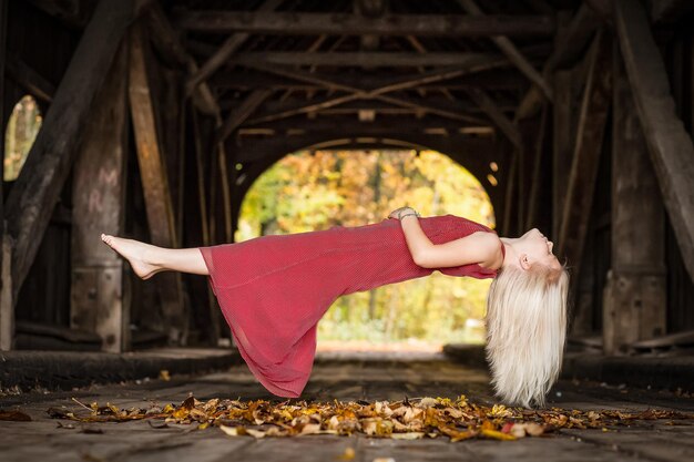 Photo une femme en lévitation sous un pont.