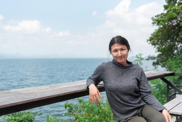 Femme LGBTQ posant au point de vue de la mer avec plaisir