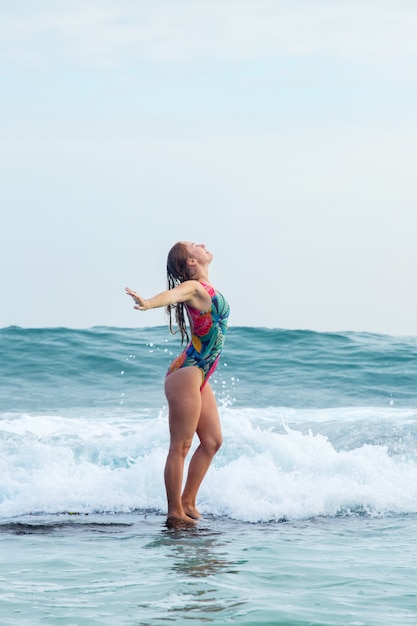 Femme libre dans l'océan