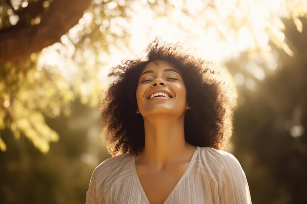 Photo une femme libre, heureuse, entourée de la nature, sentant le monde autour d'elle, ferme les yeux et prend une profonde respiration.