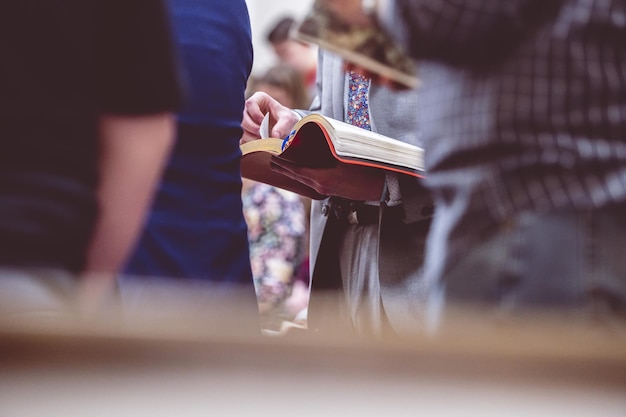 Femme lisant la Bible lors d'un rassemblement religieux