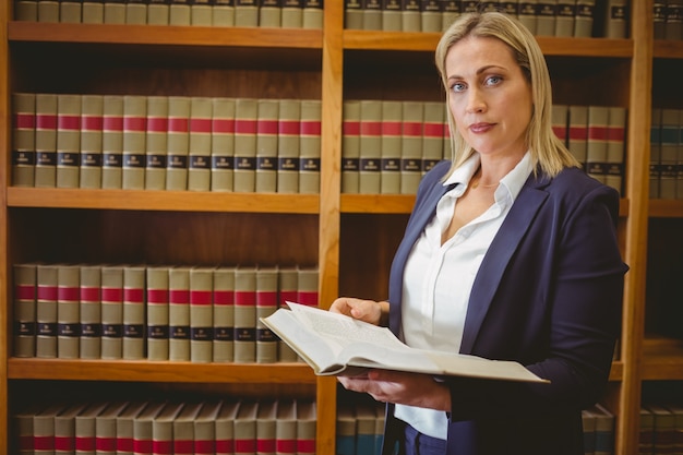 Femme lisant a concentré un livre debout