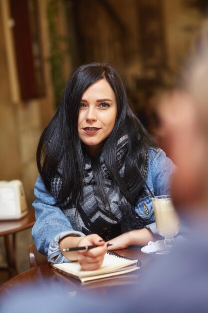 Femme lisant l'étude du concept de détente café-restaurant