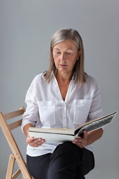 Photo femme lisant à l'intérieur vue de face