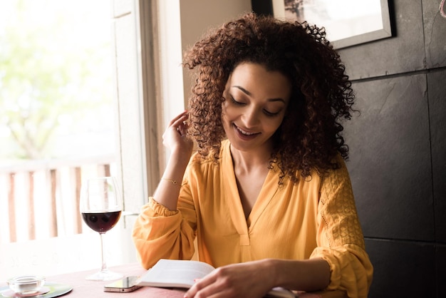 Femme lisant un livre au café