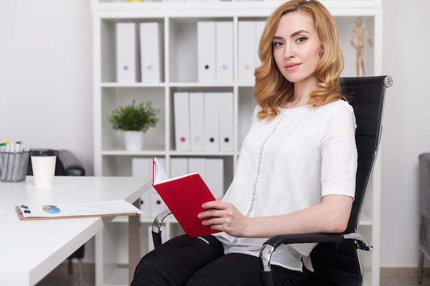 Femme lisant un livre au travail