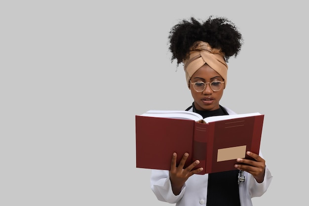 Une femme lisant un livre avec une blouse blanche sur le côté droit.