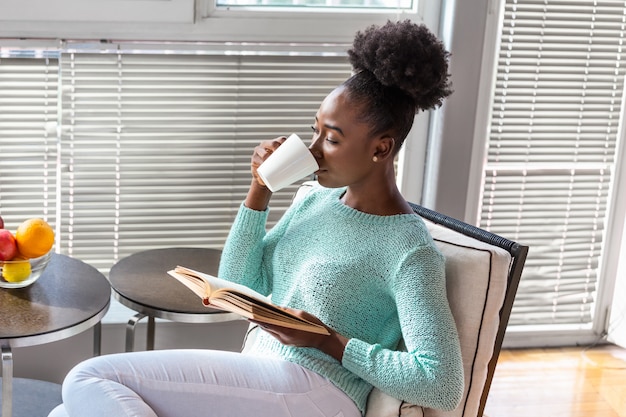 Femme lisant un livre sur une chaise