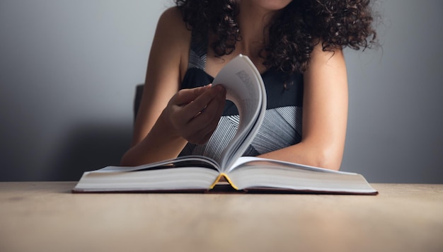 Photo femme lisant un livre le concept d'éducation