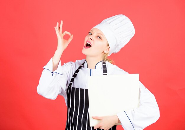 Femme Lisant Un Livre De Cuisine Dans La Cuisine Trucs Et Conseils Cuisiner Des Aliments Délicieux Et Gastronomique Chef Auteur Livre Culinaire Cuisiner Des Aliments Et Culinaire Comme Passe-temps Cuisinier à La Recherche D'une Recette De Cuisine Dans Un Livre De Cuisine