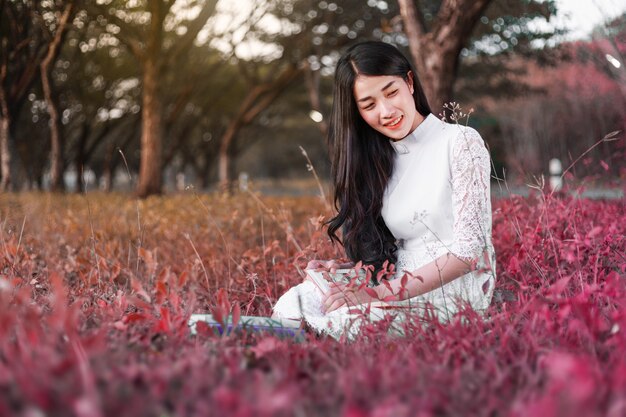 femme lisant un livre dans le parc