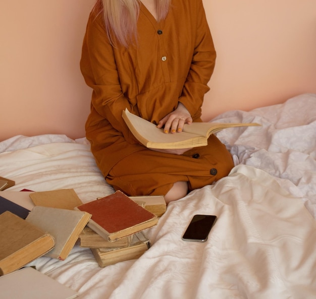 Femme lisant un livre Femme lisant un livre sur le lit